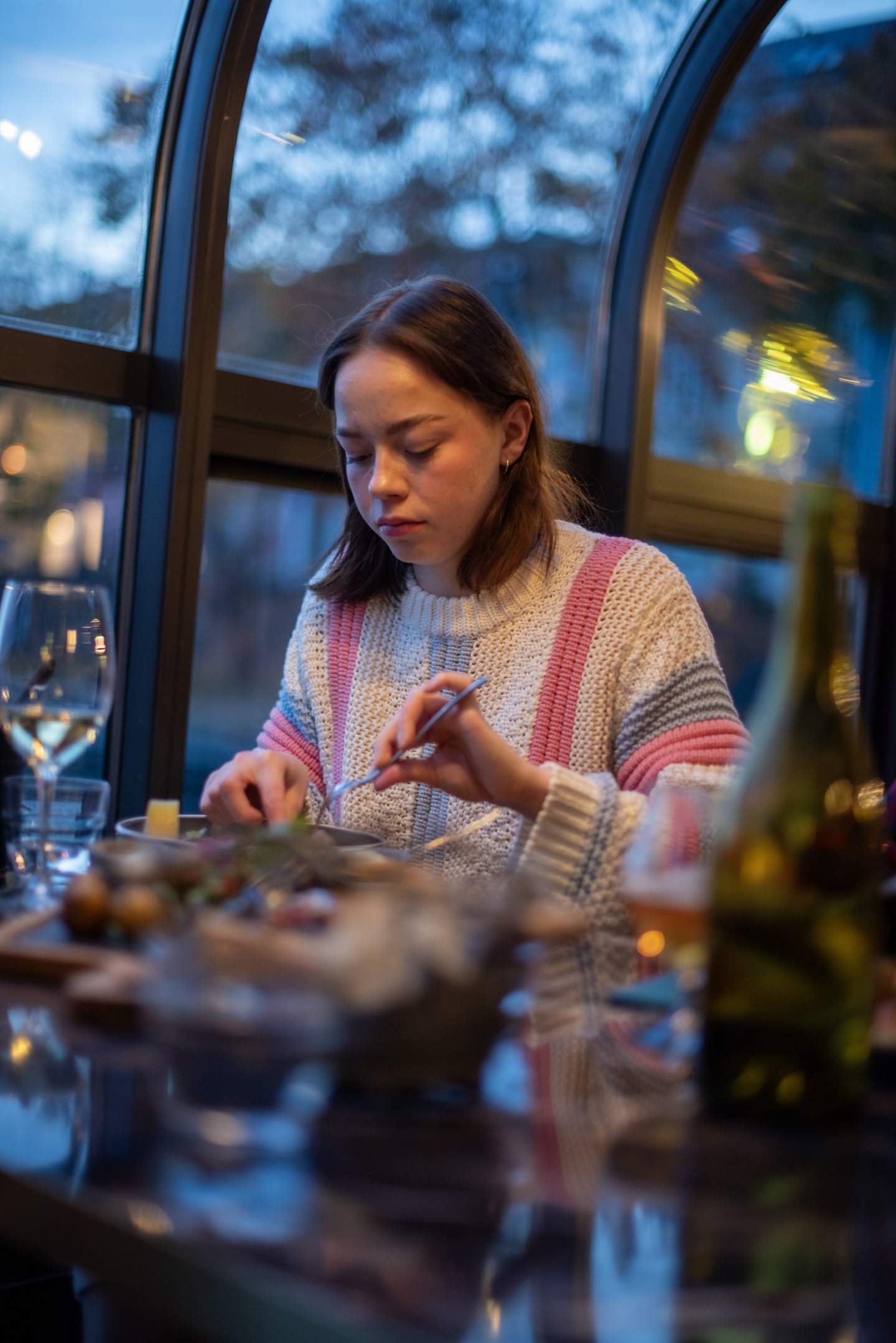 Gjest spiser middag i vinterhagen en høstkveld